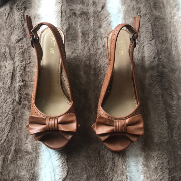 Apt. 9 Brown Wedges. Size 7 - Picture 2 of 8